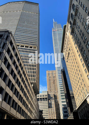 Das MetLife-Gebäude auf der einen Seite und Wolkenkratzer und eine Vanderbilt Supertall Linie Vanderbilt Avenue aus der Sicht des Park Avenue Viadukts, 2022, New York City, USA Stockfoto