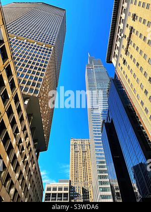 Wolkenkratzer, darunter das MetLife-Gebäude in einem Vanderbilt, umgeben das große Central Terminal, das von der Park Avenue-Viadukt an einem kristallklaren, sonnigen Tag, 2022, New York City, USA, aus gesehen wird Stockfoto