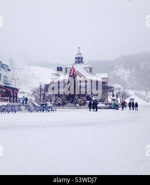 Weihnachtszeit im Dorf Mont Tremblant. Stockfoto