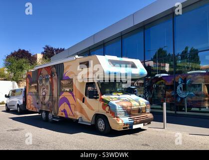 Großer Wohnmobil mit farbenfrohen Wandgemälden Stockfoto