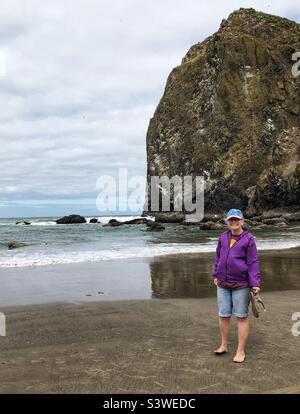 Tourist von Haystack Rock im Juli Stockfoto