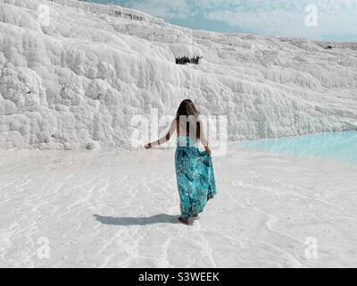Junge Frau mit langen Haaren in einem blauen Kleid Stockfoto