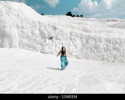 Junge Frau im blauen Kleid Stockfoto
