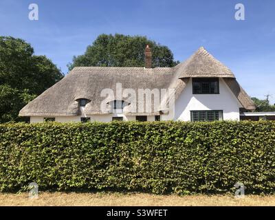 Ein Reetdachhaus in der englischen Landschaft Stockfoto