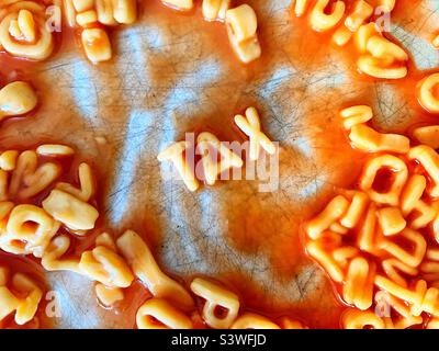 Das Wort Tax in Alphabetti-Nudeln auf einem Teller geschrieben Stockfoto