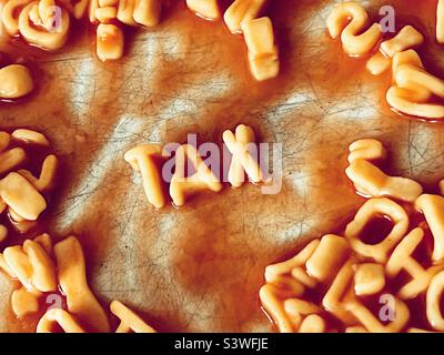 Das Wort ‘Tax’ in der Pasta Alphabeti Stockfoto