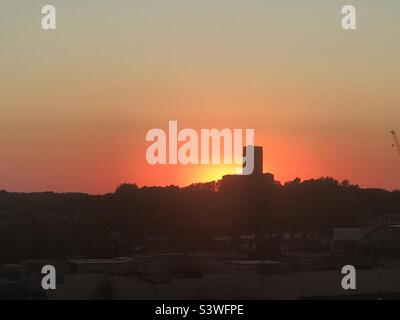 Ein Sonnenuntergang mit Blick auf die Kathedrale in Guildford, Großbritannien Stockfoto