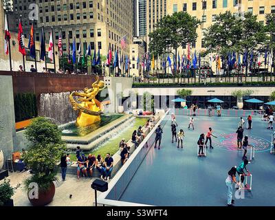 Flippers Roller Boogie Palace ist eine Eislaufbahn im Rockefeller Center plaza, Sommer 2022, New York City, USA Stockfoto