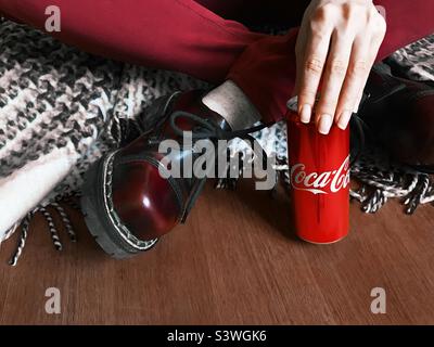 Coca-Cola-Getränk in modischer Kleidung Stockfoto
