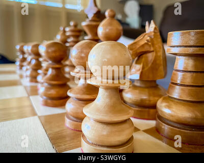 Nahaufnahme eines Schachspiels, das bereit ist, ein Spiel zu spielen. Stockfoto