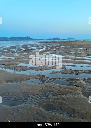 Sandmuster und Pools an der Mündung des Flusses Inny, Ballinskelligs Bay, County Kerry, Irland, Ebbe, August. Stockfoto