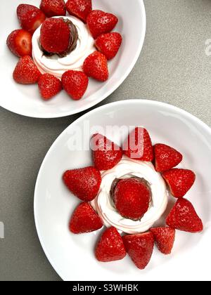 Erdbeer-Baiser-Dessert Stockfoto