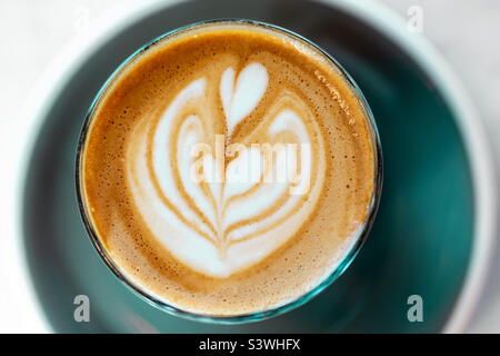 Nahaufnahme von oben auf Latte Art, Nahaufnahme Stockfoto