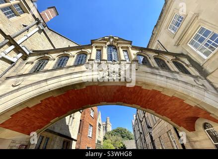 Die Hertford Bridge, oft auch „Bridge of Seufzer“ genannt, ist ein Skyway, der zwei Teile des Hertford College über die New College Lane in Oxford, England, verbindet. Die Eiche dahinter ist in einem Harry Potter Film erschienen. Stockfoto