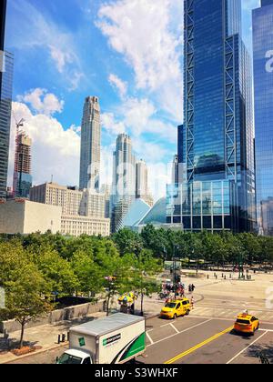 Das 911 Memorial ist umgeben von hohen Wolkenkratzern im Finanzviertel Manhattan, 2022, New York City, USA Stockfoto