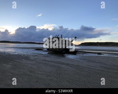 Bád Eddie (Eddie’s Boat) bei Sonnenuntergang, Magheraclogher Beach, Donegal Stockfoto