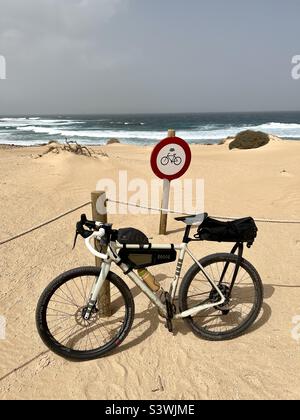 Radfahren um die Insel La Graciosa – die kleinste der acht Kanarischen Inseln und Teil des Naturschutzgebietes Chinijo Archipel mit Sperrgebieten. Stockfoto