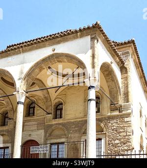 Teil der Tsisdarakis-Moschee auf dem Monastiraki-Platz in Athen, Griechenland. 1759 als osmanische Moschee erbaut und später als Kaserne, Gefängnis und Lager genutzt. Jetzt Teil des Museums für griechische Volkskunst Stockfoto