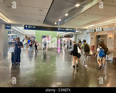 Blick in Terminal D am Flughafen Miami auf Passagiere in der Nähe von Gate D 24 und Kunstwerke für 9/11 Stockfoto