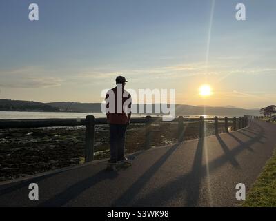 Skateboarding an der Küste von Helensburgh Stockfoto