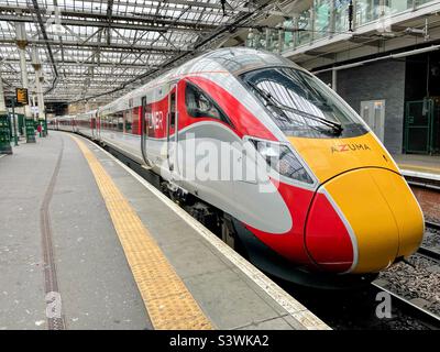 LNER-Klasse 800 Azuma, Bahnhof Edinburgh, Großbritannien Stockfoto