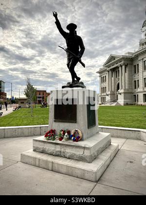 MISSOULA, MT, MAI 2022: Schattenansicht der Soldaten-Gedenkstatue aus dem Ersten Weltkrieg vor dem Missoula County Courthouse im Herzen des Missoula-Viertels in der Innenstadt Stockfoto