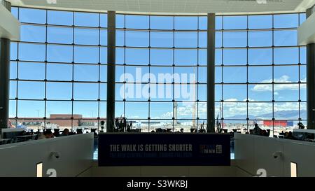 SALT LAKE CITY, UT, MAI 2022: Großes Fenster im Passagierterminal mit Blick auf Start- und Landebahnen und Flugzeuge am internationalen Flughafen von Salt Lake City. Berge in der Ferne sichtbar Stockfoto