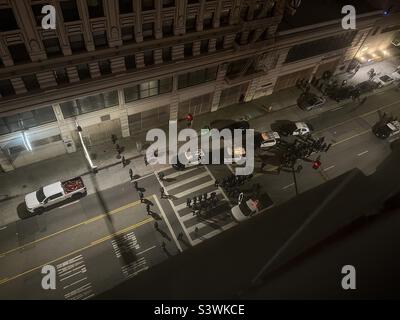 LOS ANGELES, CA, MAI 2022: High ViewPoint, Blick auf die Straße, auf der sich Beamte der Polizeiabteilung von Los Angeles darauf vorbereiten, dass Demonstranten durch die Innenstadt kommen Stockfoto