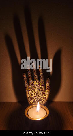 Kerzenhalter in Form einer Hand, namaste Stockfoto