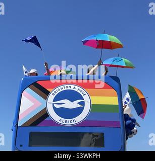 Brighton Albion Bus bei der Pride Parade in Brighton, Sussex, August 2022 Stockfoto