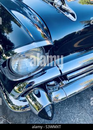 Der Beifahrer-Seitenscheinwerfer eines klassischen Chevrolet Bel Air Sport Coupé aus dem Jahr 1957. Stockfoto