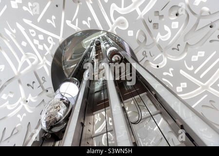 Moderne Aufzugsanlagen im Museum of the Future in Dubai, VAE Stockfoto