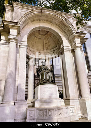 New York City , die Statue von William Cullen Bryant ist prominent im Bryant Park, 2022, USA, ausgestellt Stockfoto