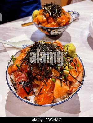 Chirashi Don, Berg Sashimi top w spezielle Sauce mit qq japanischem Reis Stockfoto