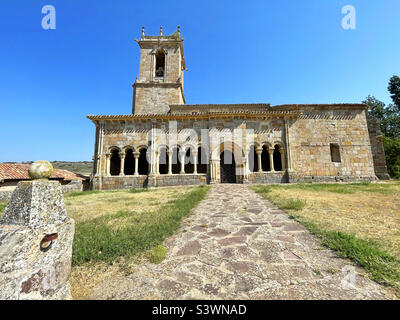 Fassade der romanischen Kirche. Rebolledo De la Torre, Provinz Burgos, Castilla Leon, Spanien. Stockfoto