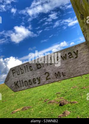 Öffentliche Überführung Schild Mastiles Lane in den Yorkshire Dales Stockfoto