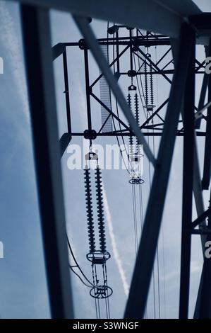 Keramikisolatoren an einem Hochleistungs-Wasserkraftturm. Stockfoto