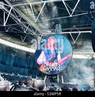 Hannah Reid von der britischen Band London Grammar: Begleitband bei Coldplays Welttournee „Music of the Spheres“ im Wembley Stadium am Sonntag, den 21.. August 2022. Stockfoto