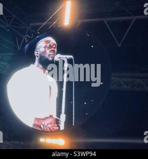 Stormzy tritt als besonderer Gast bei Coldplays letzter Nacht im Wembley Stadium auf ihrer Welttournee 2022, „Music of the Spheres“ - Sonntag, 21.. August 2022. Stockfoto