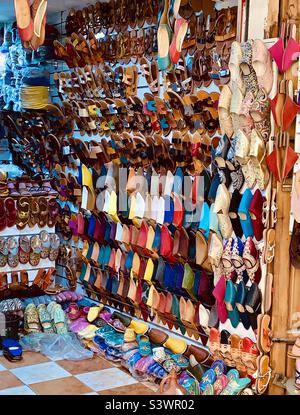 Bunte marokkanische Pantoffeln, traditionelle Lederpantoffeln zum Verkauf in den Souks in Marrakesch Medina, Marokko, Nordafrika. Stockfoto