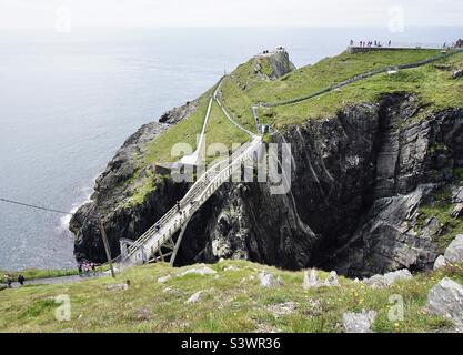 Mizen Head, der südlichste Punkt des irischen Festlandes, zeigt die ikonische Fußgängerbrücke zur Signal Station und den Weg vom Besucherzentrum Mizen Head. Die neue Brücke wurde 2011 eröffnet. Stockfoto