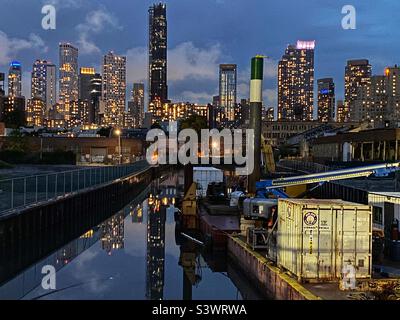 Brooklyn, New York Downtown Wolkenkratzer vom Gowanus Kanal aus gesehen Stockfoto
