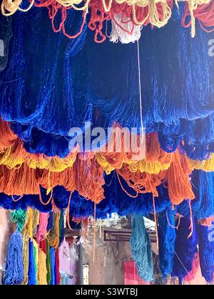 Gefärbte Wollknäuel auf dem Souks Market, Marrakesch, Marokko, Nordafrika. Stockfoto