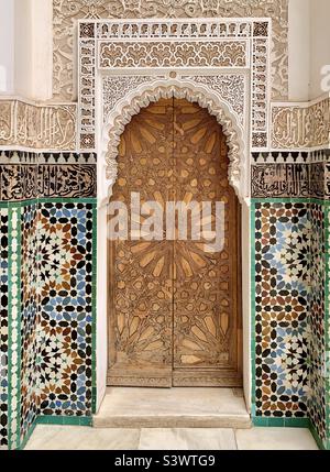 Verzierte Tür in der Madrasa Ben Youssef, einst die größte islamische Schule in Marokko, Marrakesch, Marokko, Nordafrika. Stockfoto