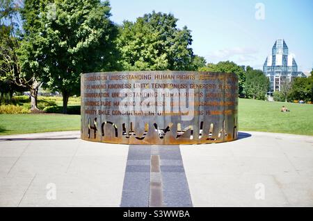 Inspiriert vom Vermächtnis des ehemaligen südafrikanischen Präsidenten Nelson Mandela besteht die Kunstinstallation „Humanity“ aus 35 Wörtern, die widerspiegeln, was Menschlichkeit für Ujiri bedeutet. Stockfoto