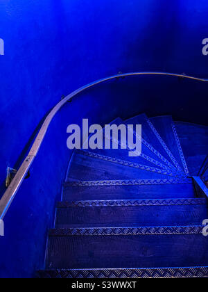 Holztreppe und Treppe in blauem Licht Stockfoto