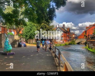 Fluss Itchen fließt durch Winchester, City Bridge und Mill im Hintergrund Stockfoto