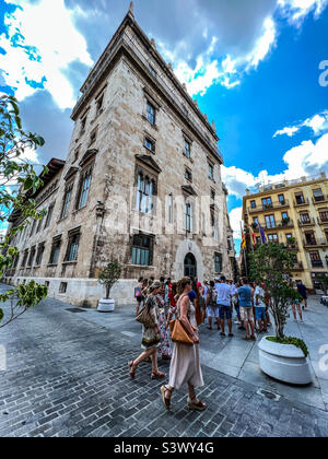 Touristen sehen die Regierungsgebäude des Palau de la Generalitat in Valencia in Spanien Stockfoto