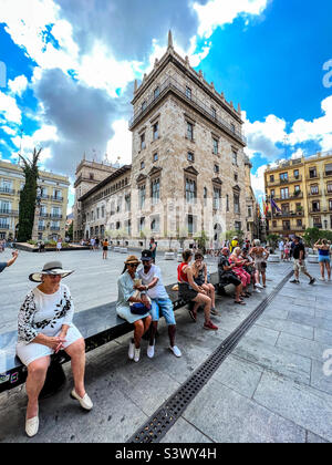 Touristen sehen die Regierungsgebäude des Palau de la Generalitat in Valencia in Spanien Stockfoto