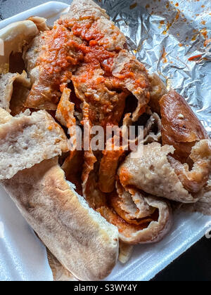 Döner Kebab in Pitta-Brot und Chilisauce Stockfoto